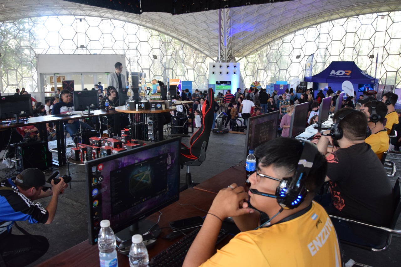 Con una multitudinaria presencial, se disputaron las finales de la Liga Intercolegial de Minecraft y League of Legends. | Canal Showsport
