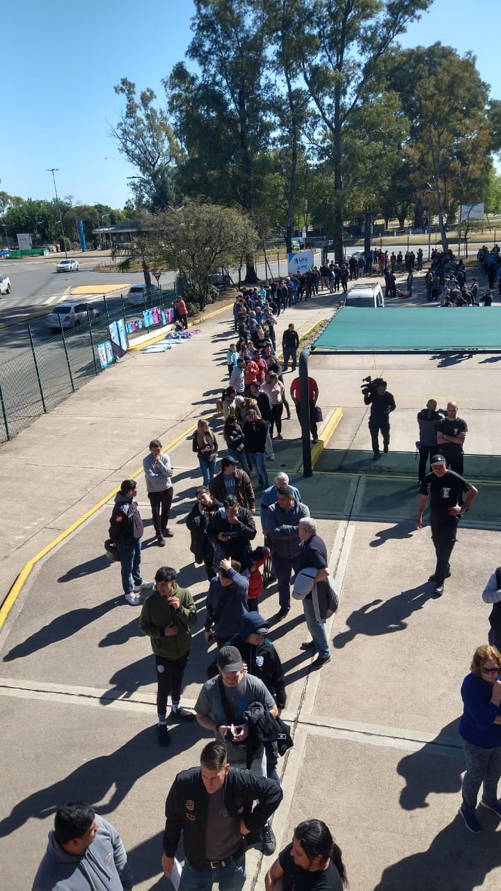Locura por Belgrano: Largas filas para retirar las entradas del partido frente a Brown | Canal Showsport