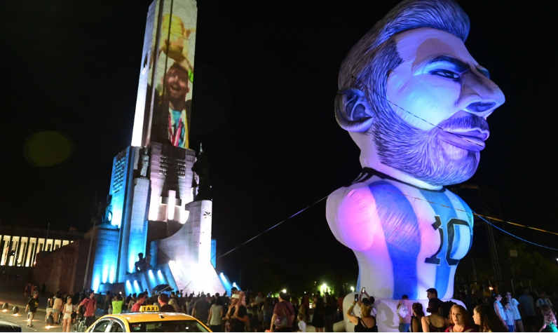 Homenajearon a Messi y a Di María con un espectáculo multimedia de luces y sonidos en Rosario | Canal Showsport