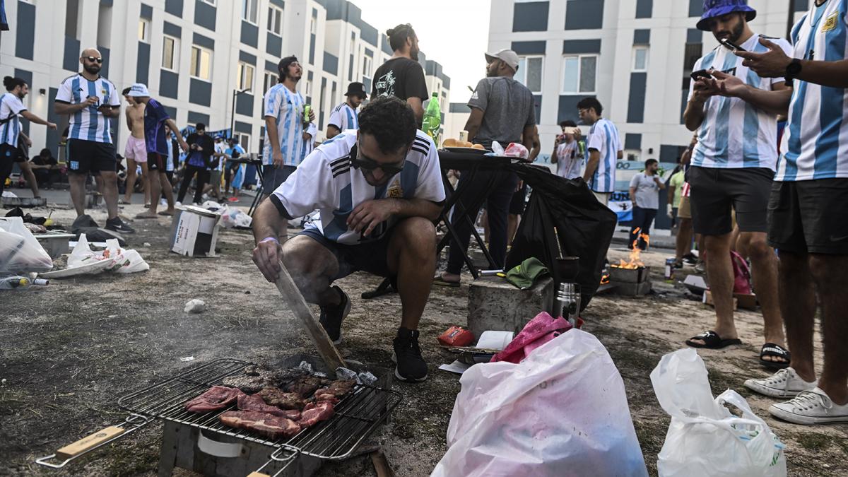 A puro asado: así viven los hinchas la previa del partido en las calles de Doha | Canal Showsport