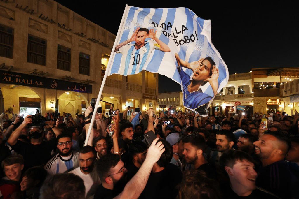 El emocionante banderazo de los hinchas argentinos en Qatar | Canal Showsport