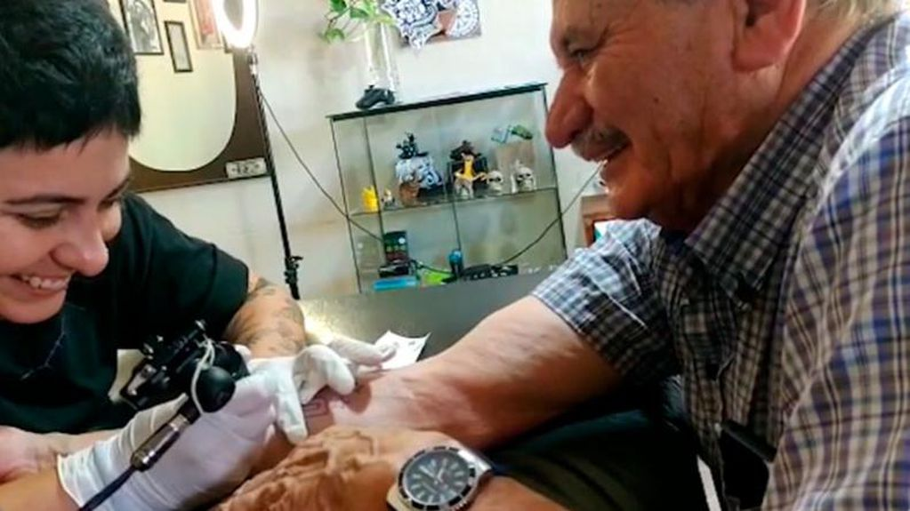 A los 86 años, un abuelo cordobés cumplió su promesa y se tatuó la 10 de Messi | Canal Showsport