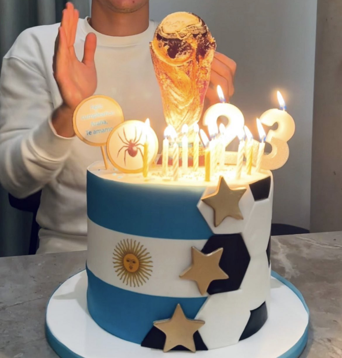 Julián Álvarez celebra su cumpleaños con una torta mundialista | Canal Showsport
