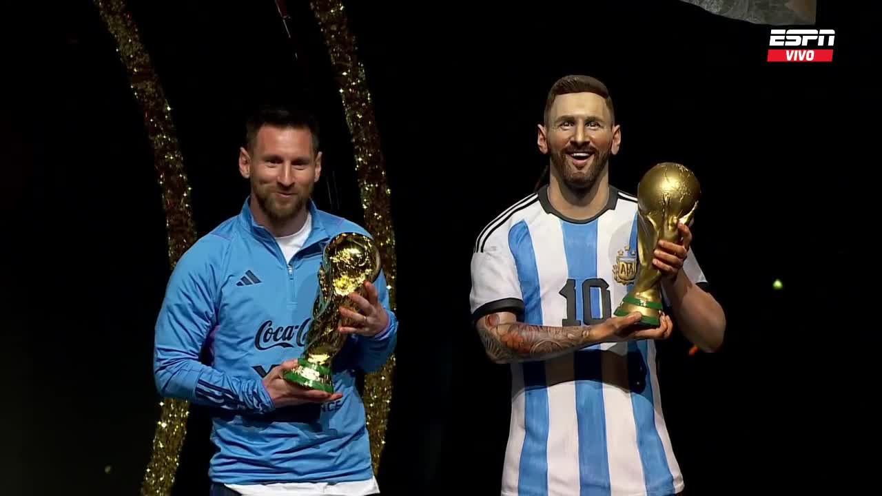 Estatua y "bastón de mando del fútbol" para Messi en el emotivo homenaje de Conmebol | Canal Showsport